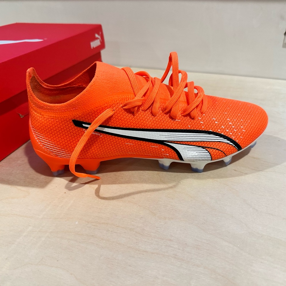 *NEW IN BOX* Men’s size 8 Puma soccer cleats.